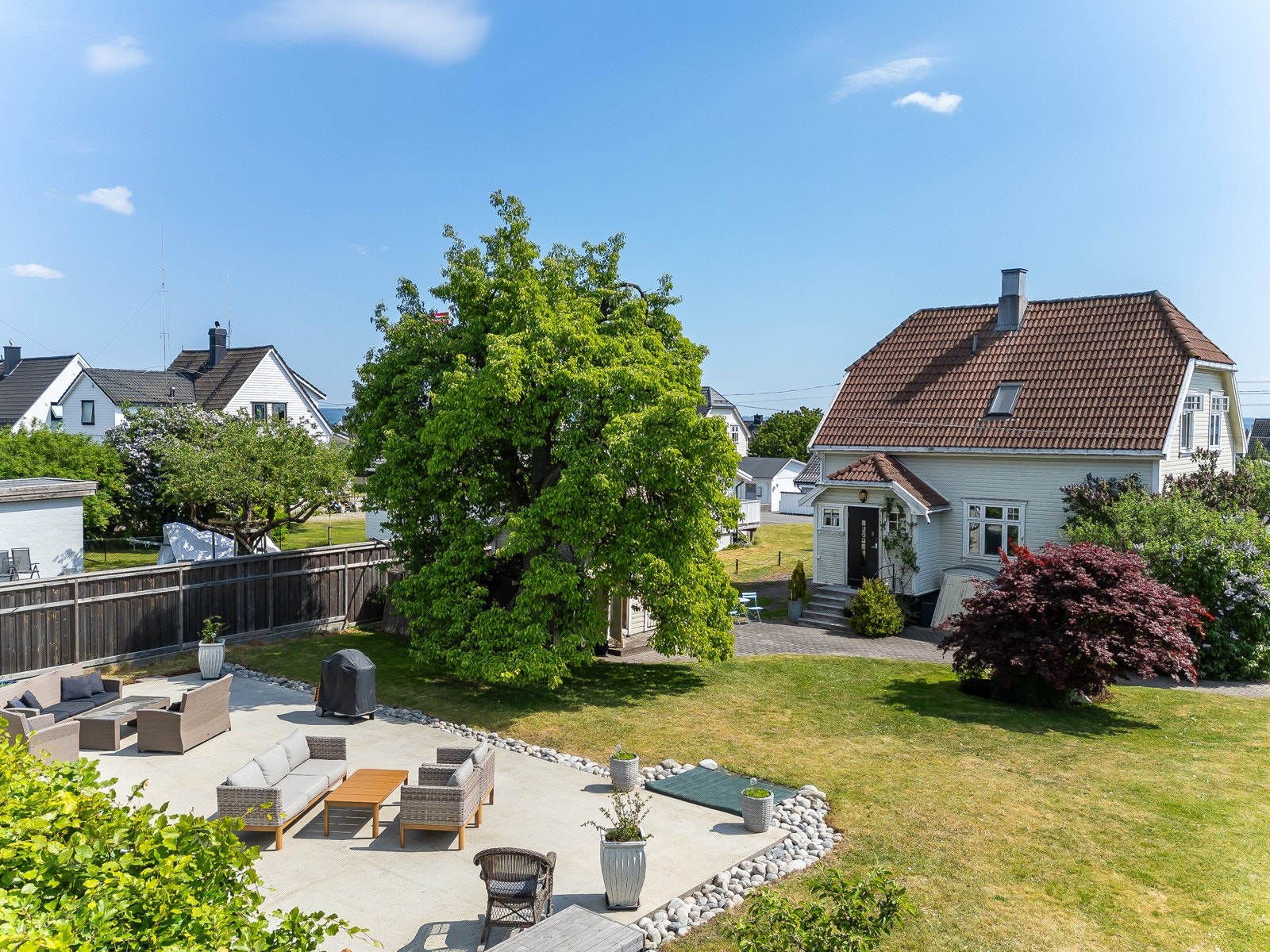 Kun en liten spasertur ned til sjøen med strand, båthavn og kyststi Galleribilde