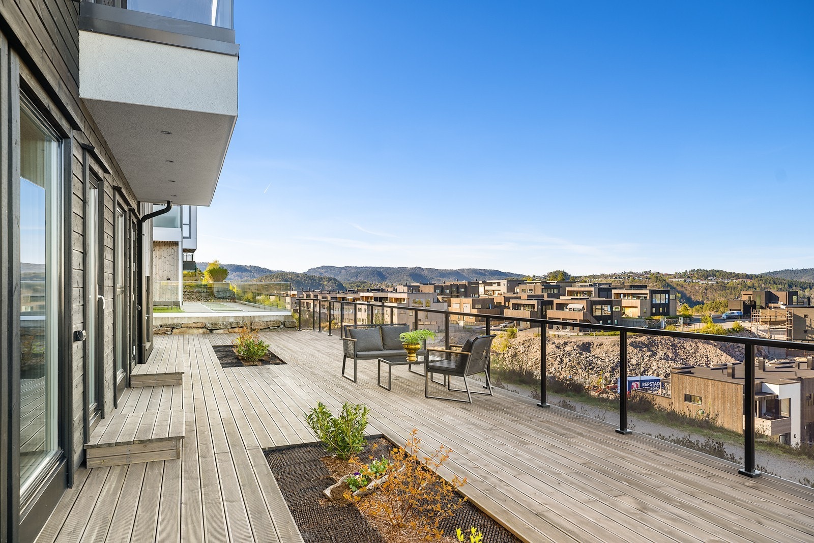 På framsiden er det vidstrakt utsikt utover Justneshalvøya, natur og sjø Galleribilde