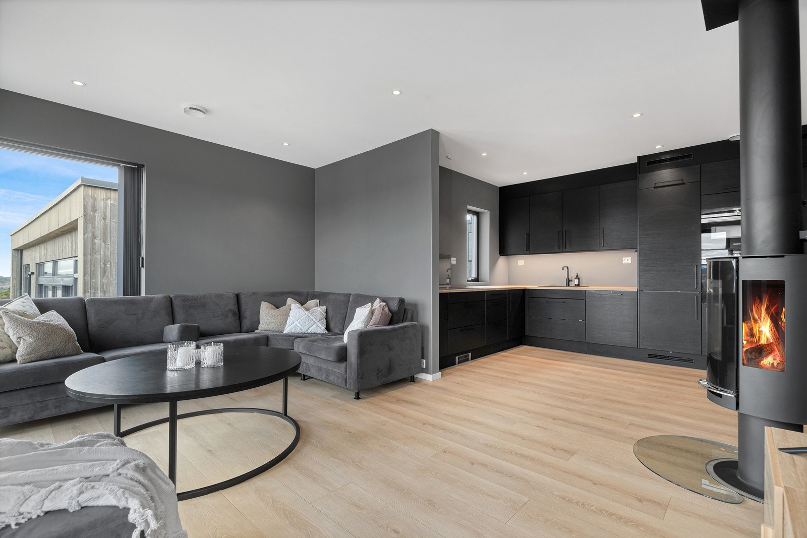 Her er kjøkkenet i litt annen stil - moderne og svært delikat Galleribilde