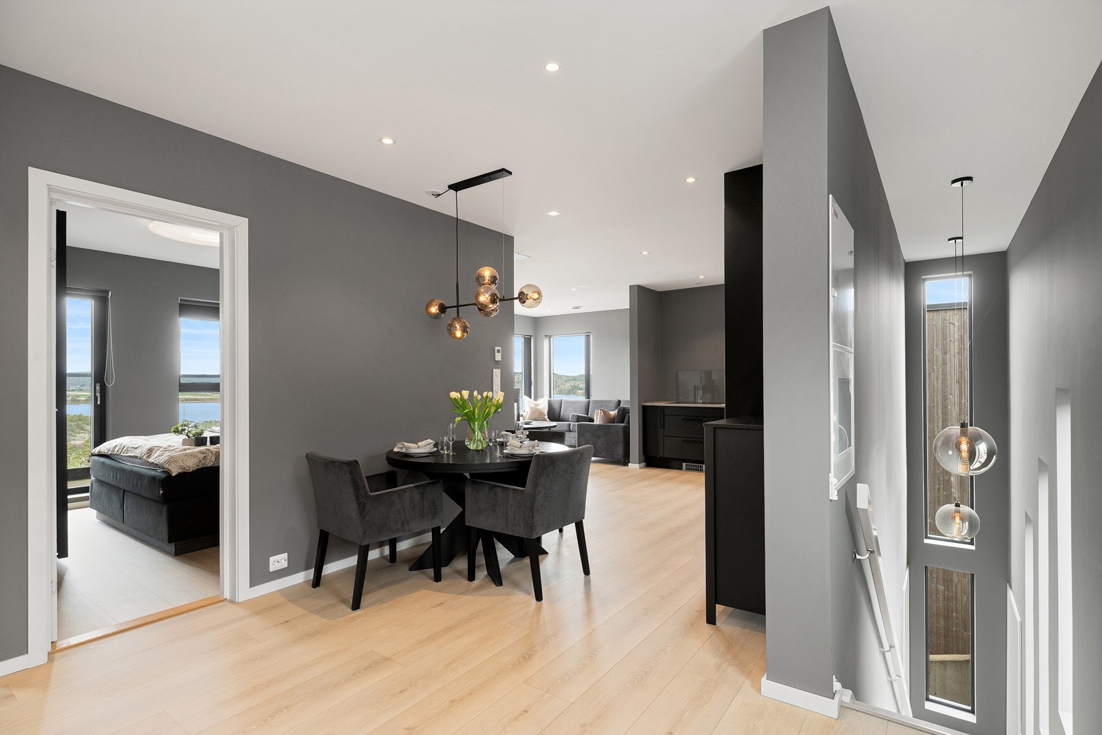 Ned trappen er det utgangsdør og dør til hoveddelen Galleribilde