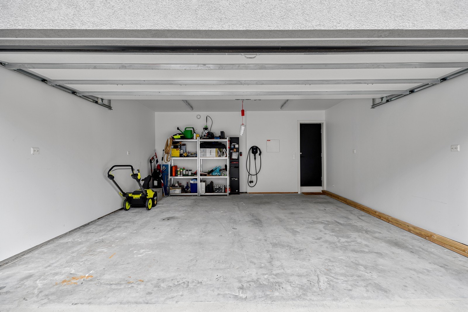 Dobbel garasje med montert el-bil lader Galleribilde