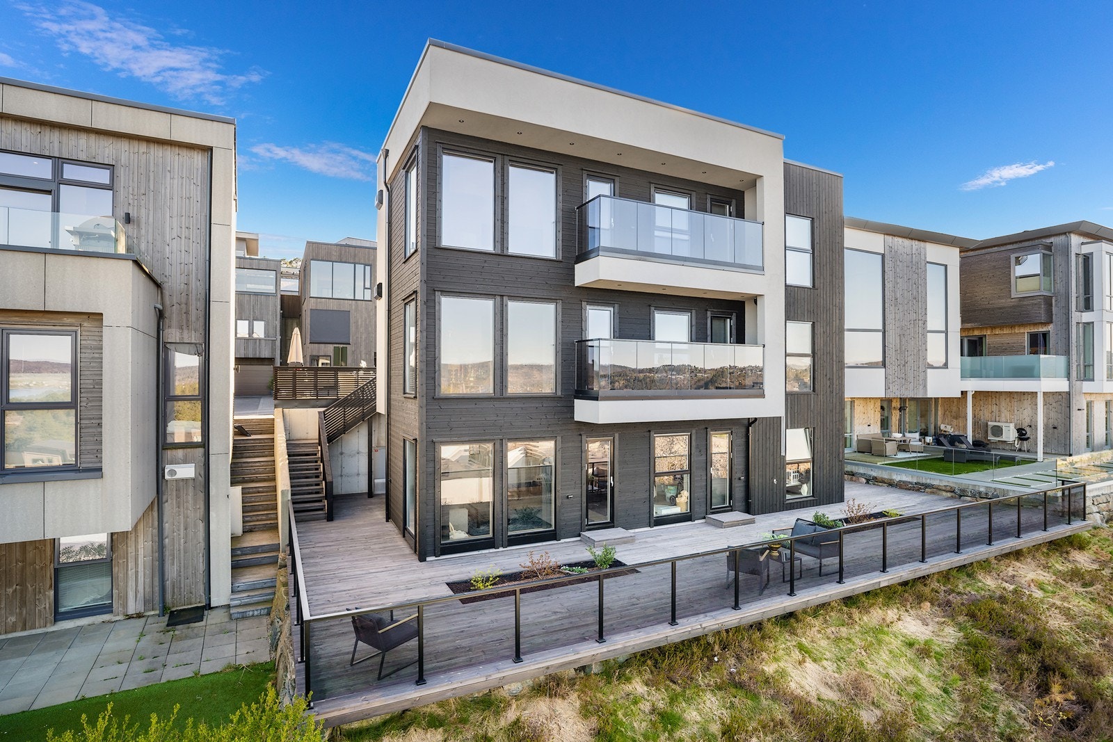 Moderne, innholdsrik og stor enebolig med fantastisk beliggenhet i enden av blindvei der du får strålende utsikt utover Kjevik og Topdalsfjorden fra alle etasjer Galleribilde