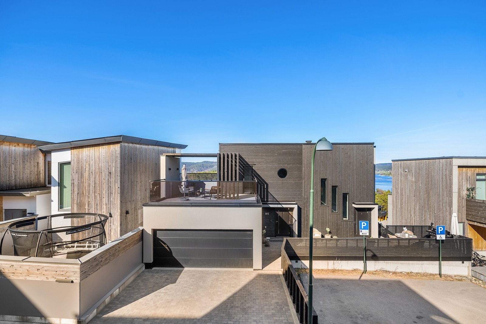 Det er montert solcelleanlegg på taket som bidrar til en hyggeligere strømregning Galleribilde