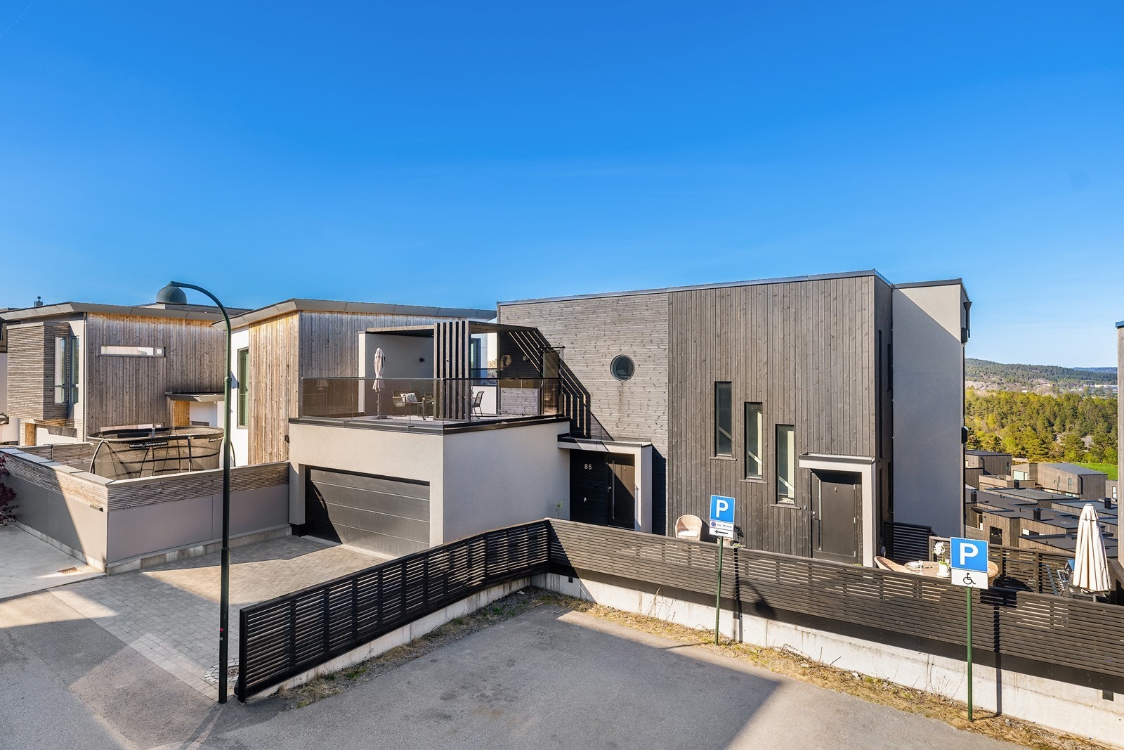 Det kan trekkes frem barnehage, skoler (1-10.trinn), dagligvarebutikker og kollektivtransport Galleribilde