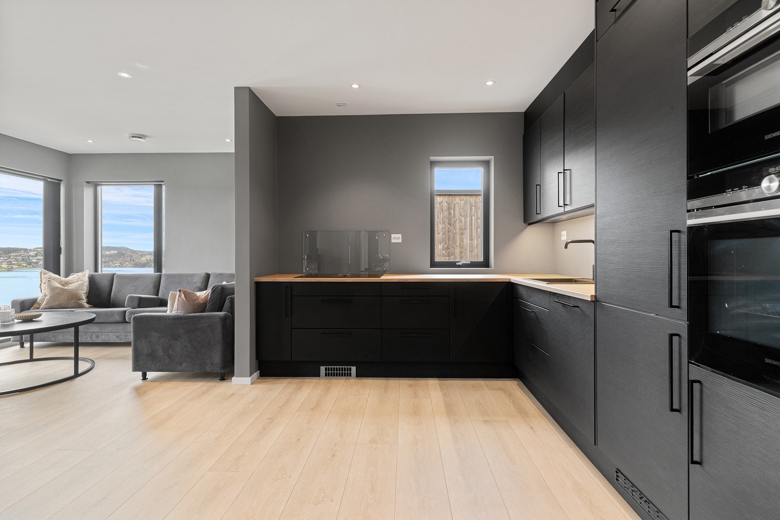 Med integrerte hvitevarer og innebygget ventilator i platetoppen Galleribilde