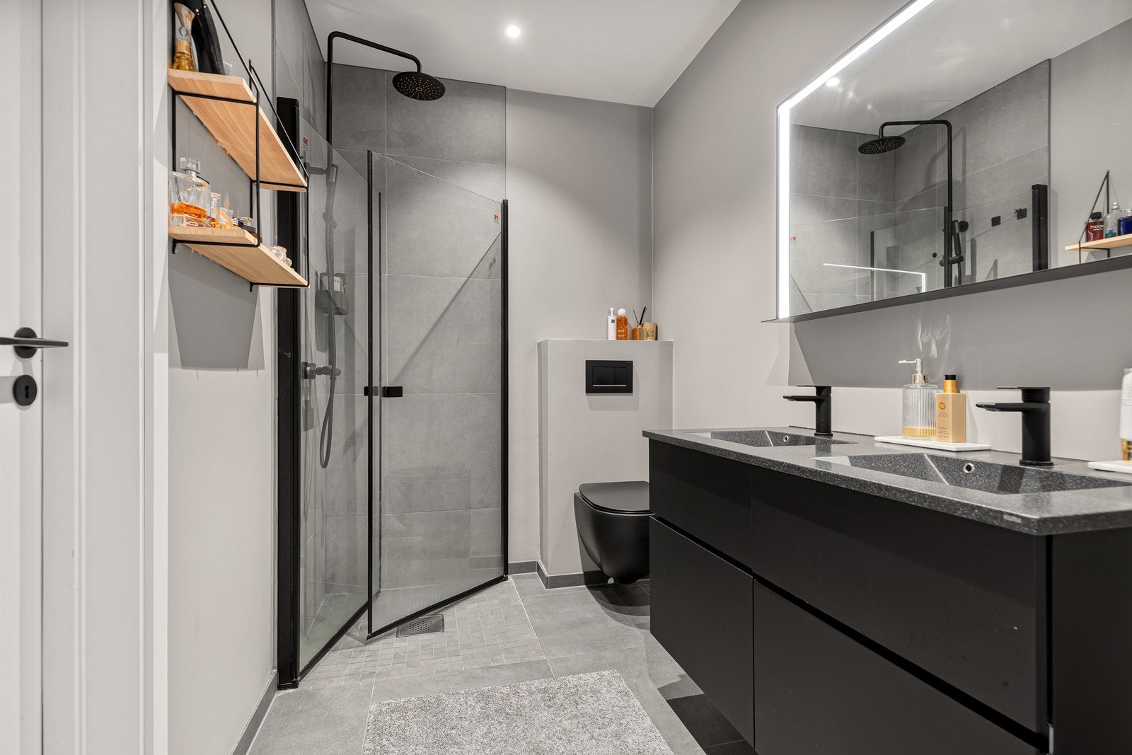 Pent baderom med flotte detaljer Galleribilde