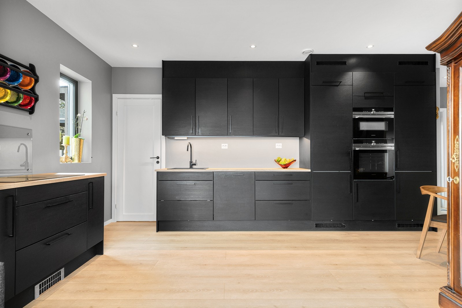 Moderne og flott kjøkkeninnredning med god oppbevaringsplass - døra til venstre tar deg opp til 2.etasje Galleribilde