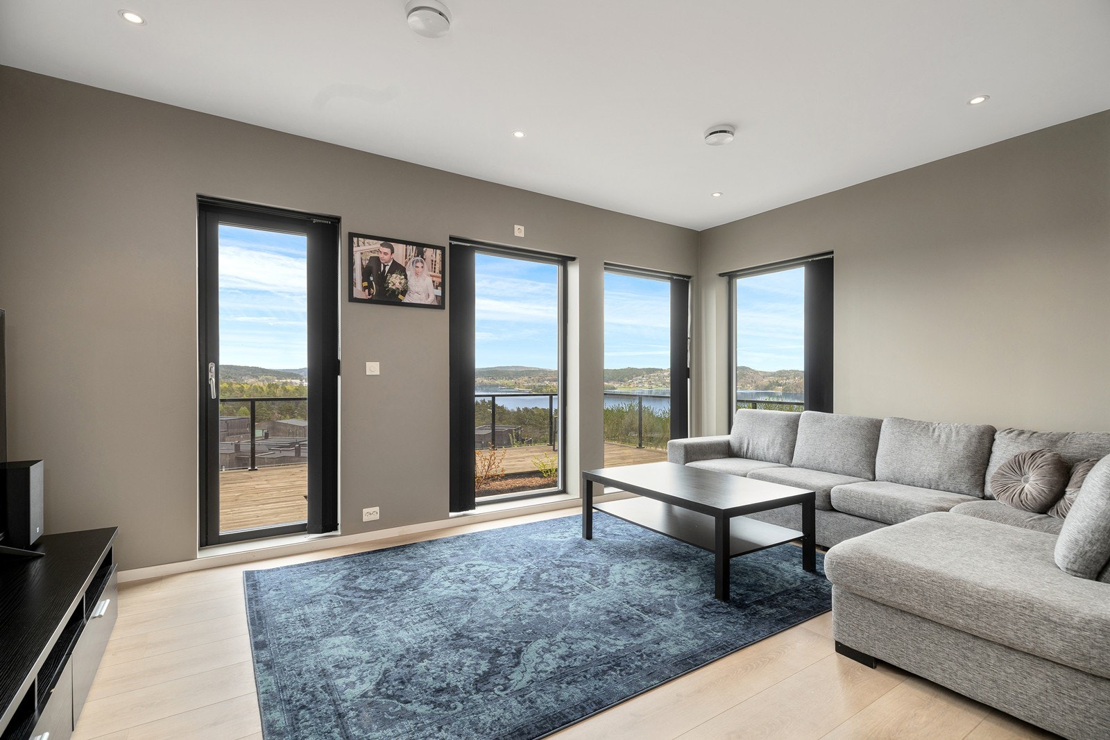 Lys og flott stue med utgang til stor terrasse Galleribilde