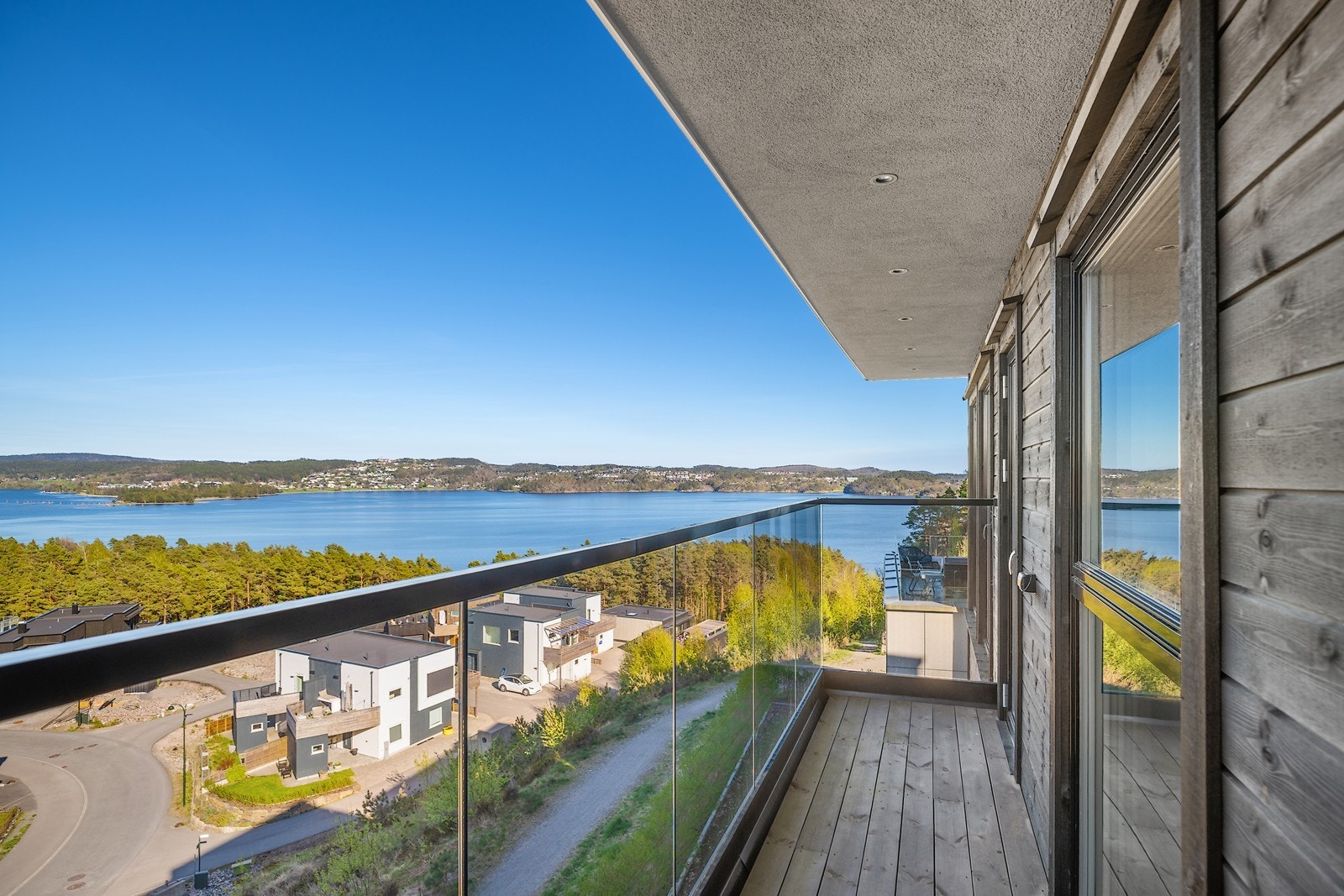 Det er balkong ut fra 1.etasje og 2.etasje Galleribilde