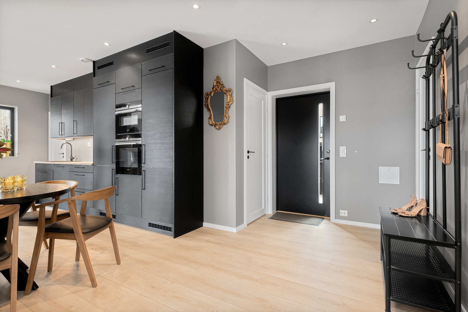 Ved kjøkkenet har du plass til spisegruppe - her befinner også inngangspartiet seg Galleribilde