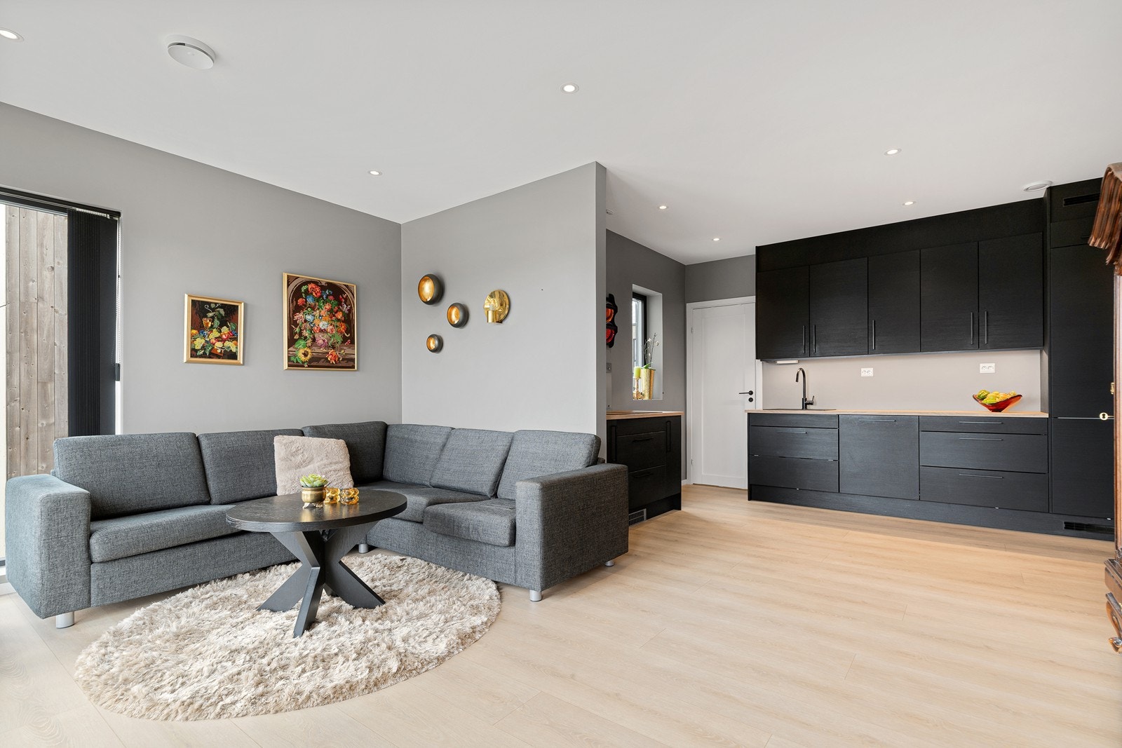 Stuen er lys og luftig med fantastisk utsikt fra sofakroken! 1-stavs laminat, slette vegger og spotter i tak gir et helhetlig preg Galleribilde