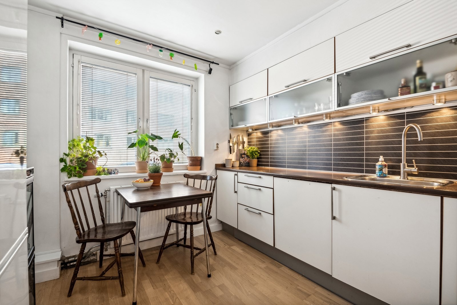 Kjøkkenet er i eget rom og innredet med HTH-innredning Galleribilde