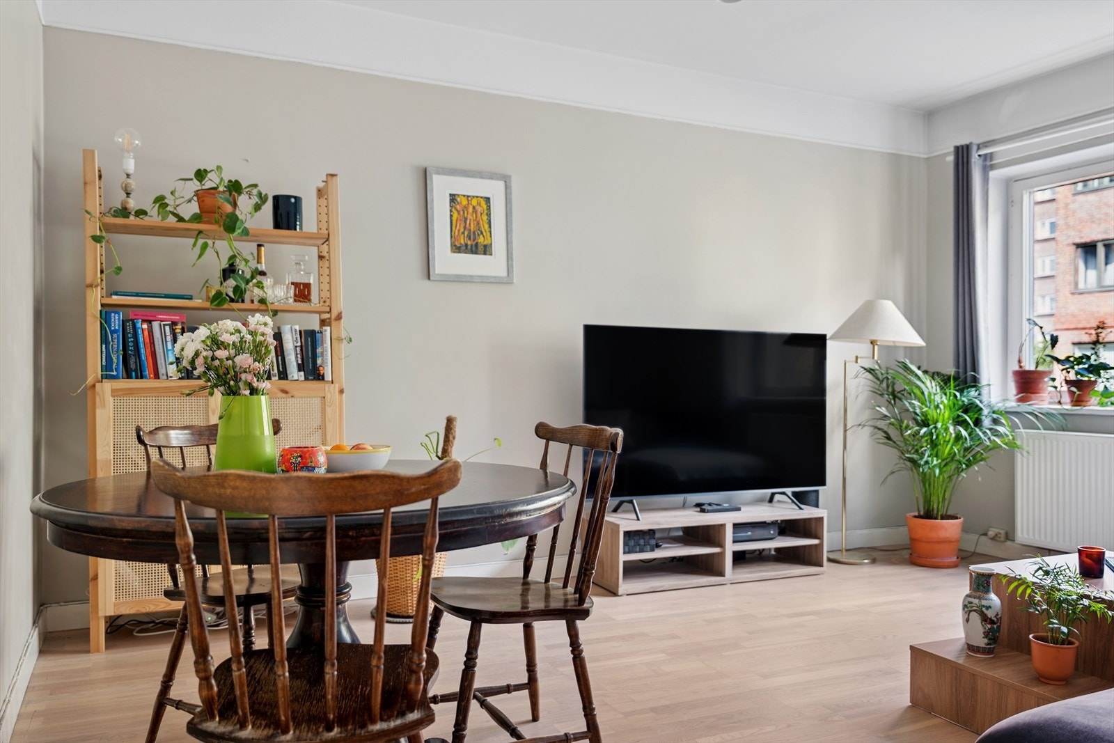 Lys og romslig stue med god plass til det man skulle ønske av møbler. Galleribilde