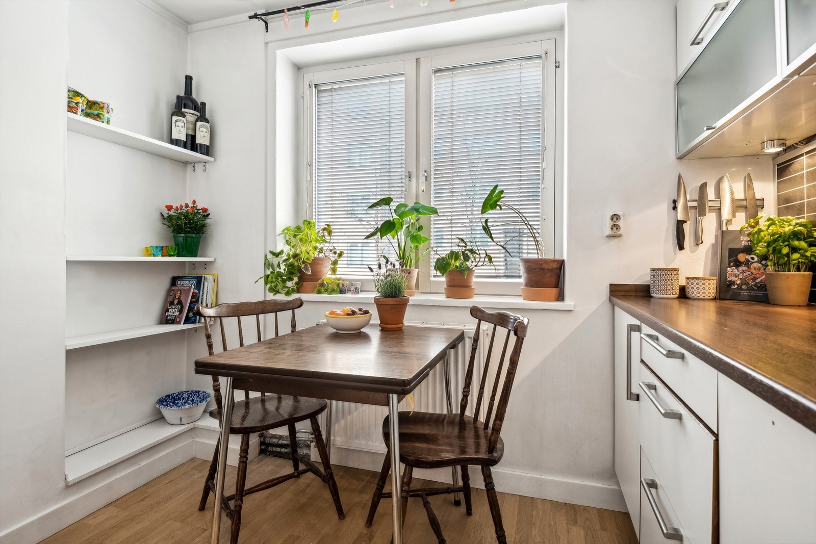 God plass til spisekrok. Legg merke til ekstra lagringsplass med hylleløsning. Galleribilde