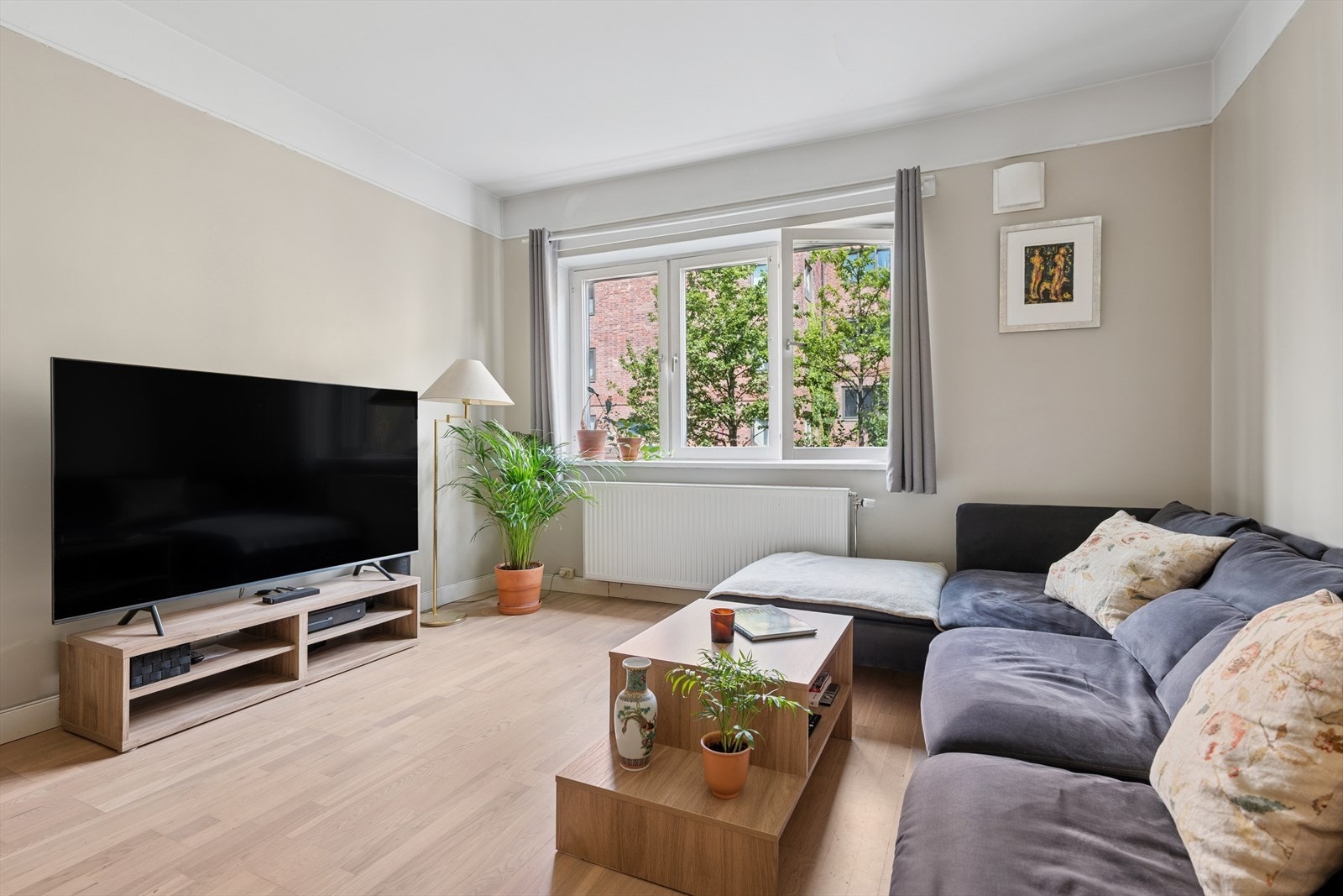 Stuen er malt i behagelige farger som skaper en god hjemmefølelse. Galleribilde