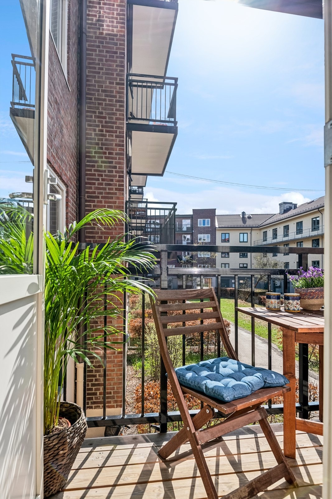 Romslig og solrik balkong på 3kvm mot sameiets hyggelige bakgård. Her kan du nyte sol i mange timer! Galleribilde