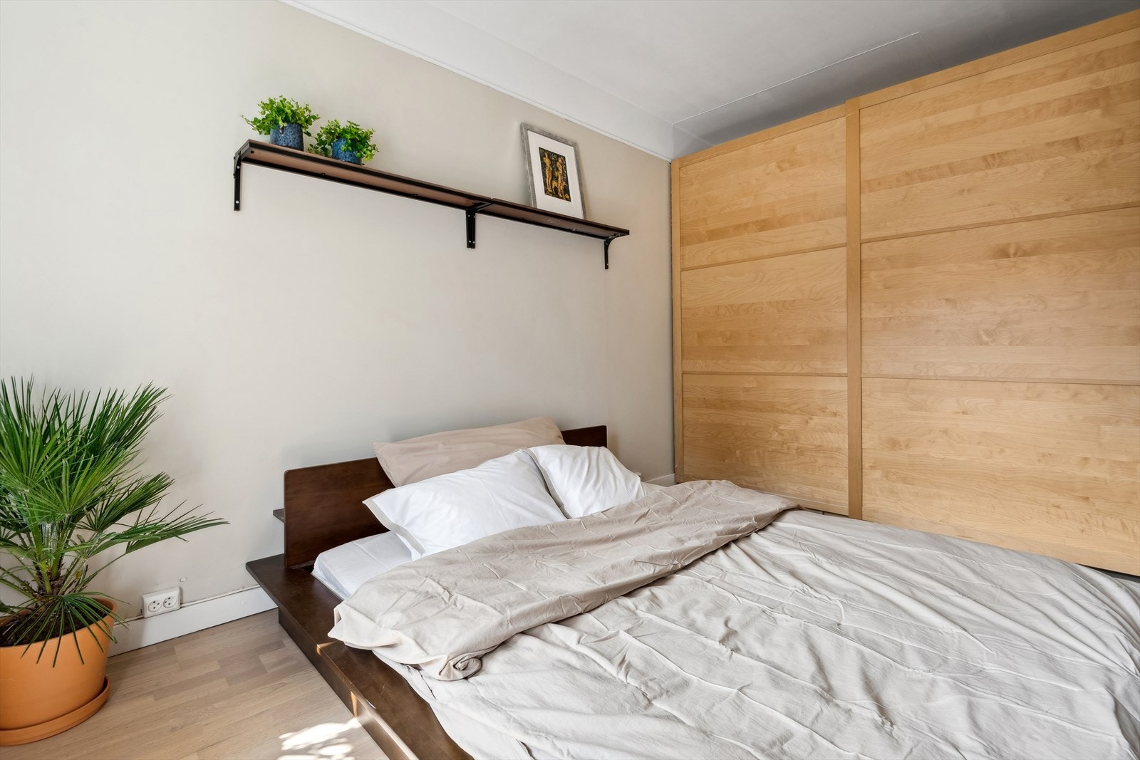 På soverommet medfølger også en stor garderobeløsning Galleribilde