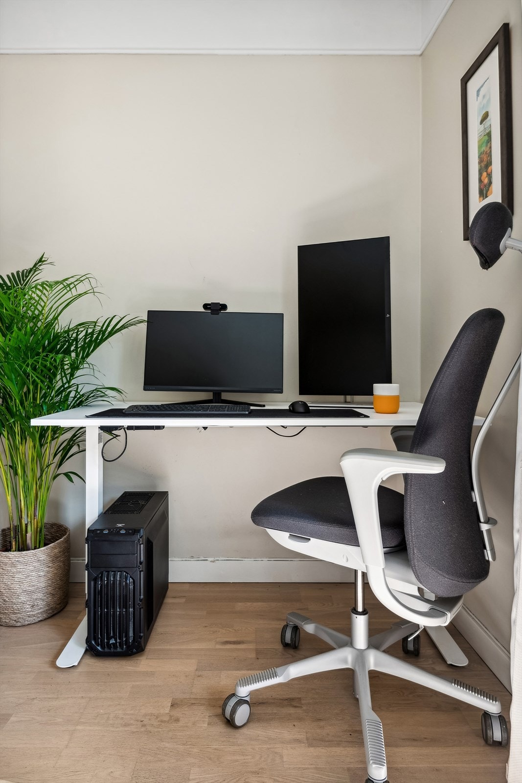 Nå som hjemmekontor er blitt så populært er det kjekt å ha et soverom som har plass til dette Galleribilde