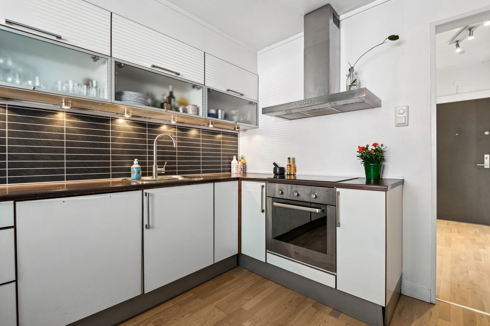 Mye skap- og benkeplass Galleribilde