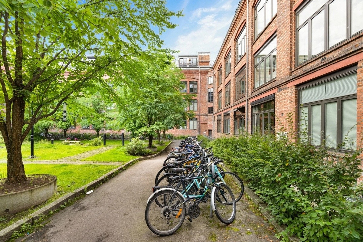 Rikelig med sykkelparkering i bakgård Galleribilde