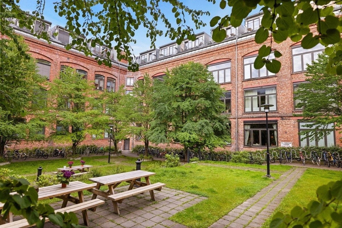 Fellesareal med benker og grill Galleribilde