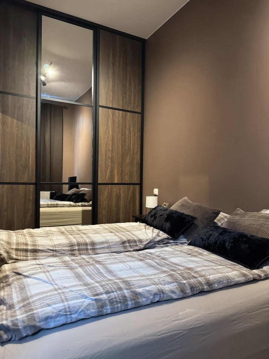 Skyvedørsgarderobe fra gulv til tak Galleribilde