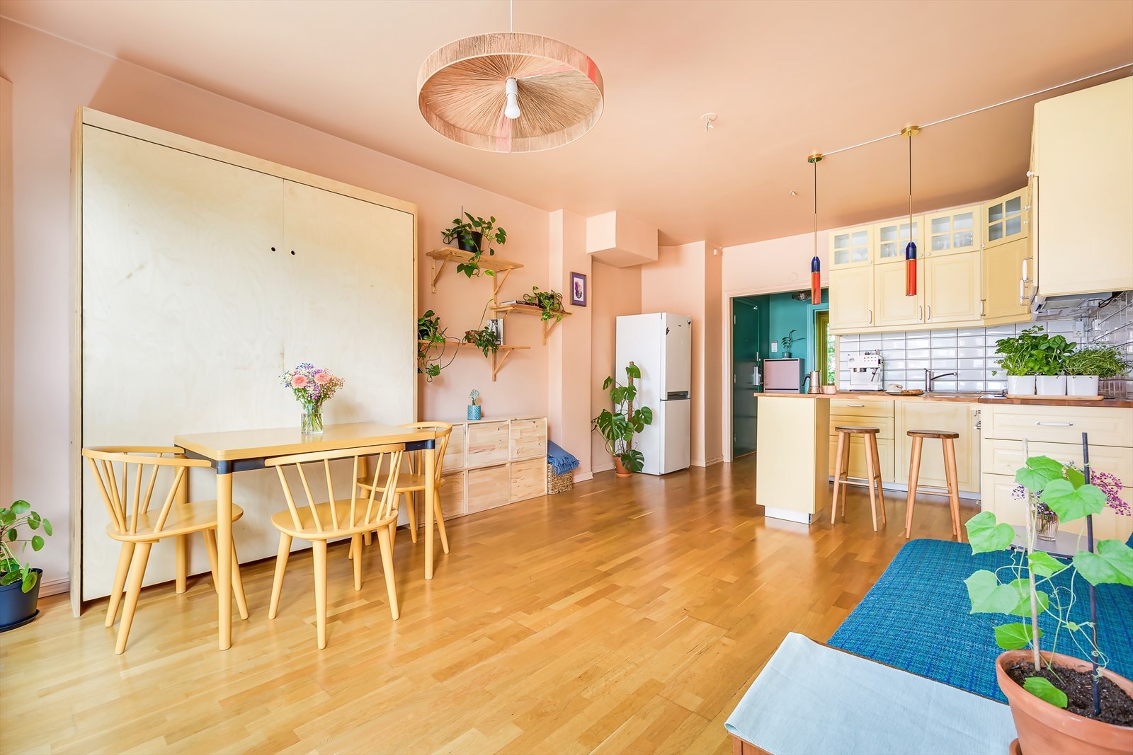 I stuen er det plass til både sofa og spisebord. Galleribilde