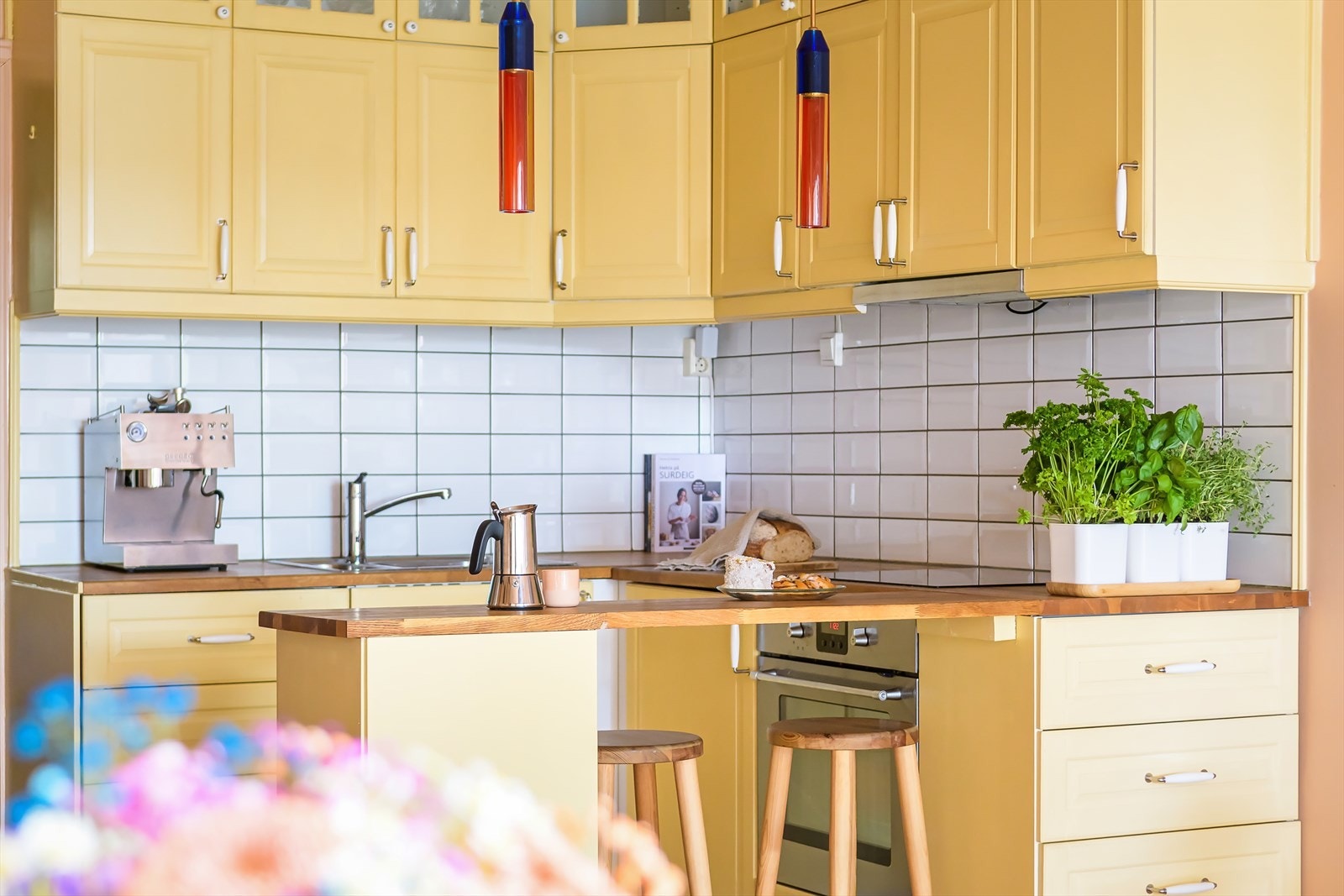 Integrerte hvitevarer som oppvaskmaskin, platetopp og stekeovn. Galleribilde