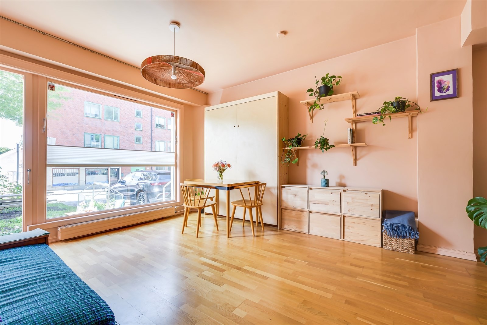 Stuen oppleves som lys og luftig med store vinduer og god himlingshøyde. Galleribilde