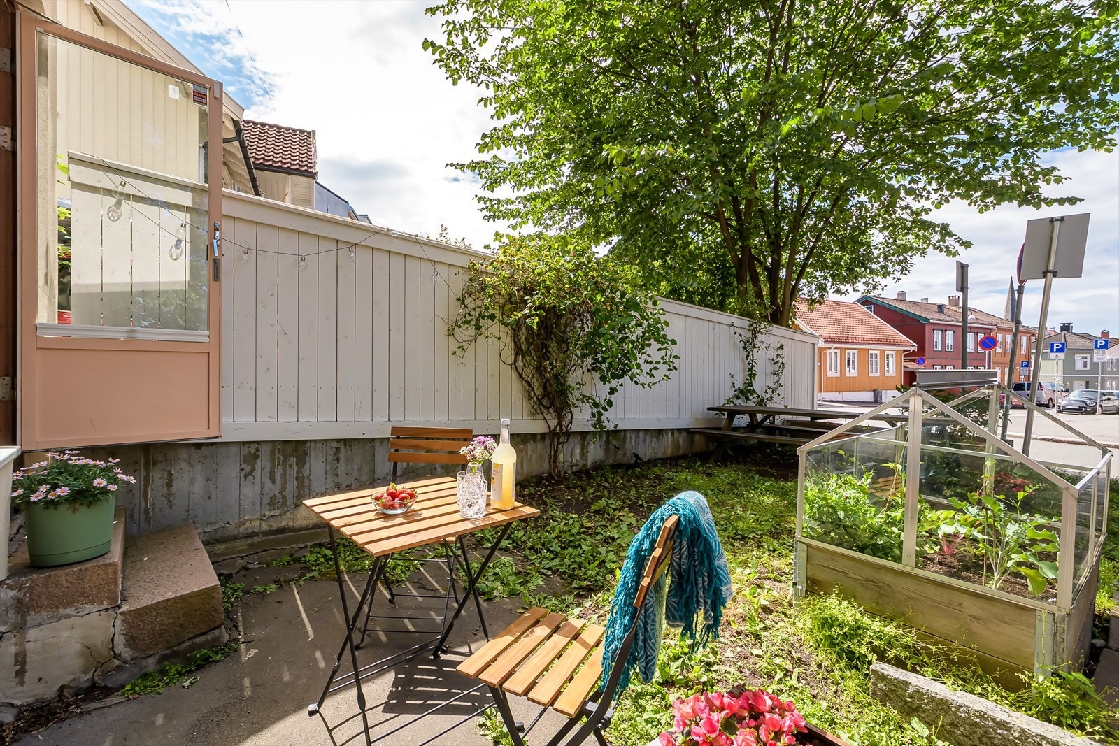 Leiligheten ligger i byggets første etasje med adkomst til sameiets frodige grøntaraler. Galleribilde