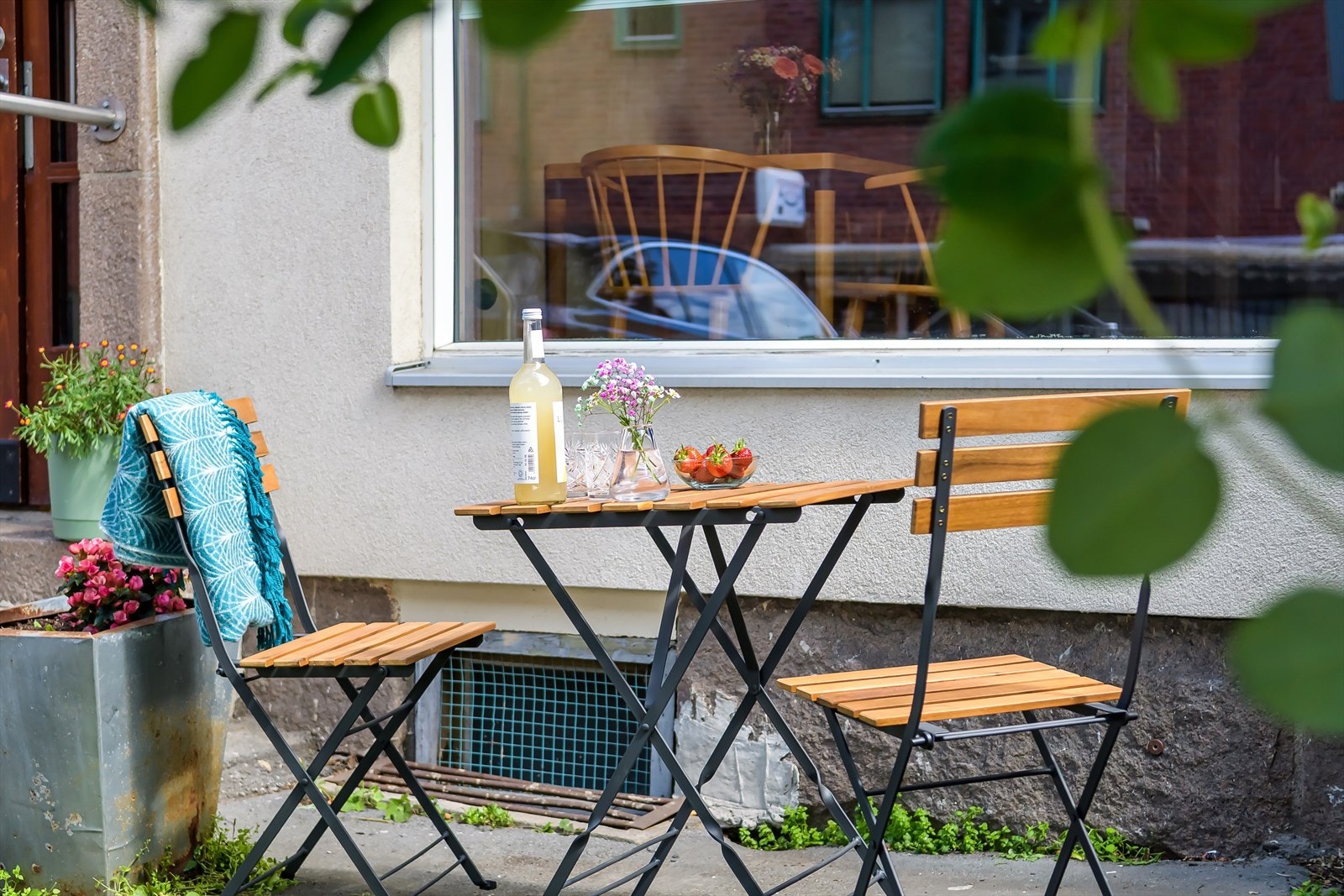 Beliggenheten gir nærhet til alle fasiliteter man har behov for i hverdagen i form av servicetilbud, offentlig kommunikasjon og flotte rekreasjonsmuligheter. Galleribilde