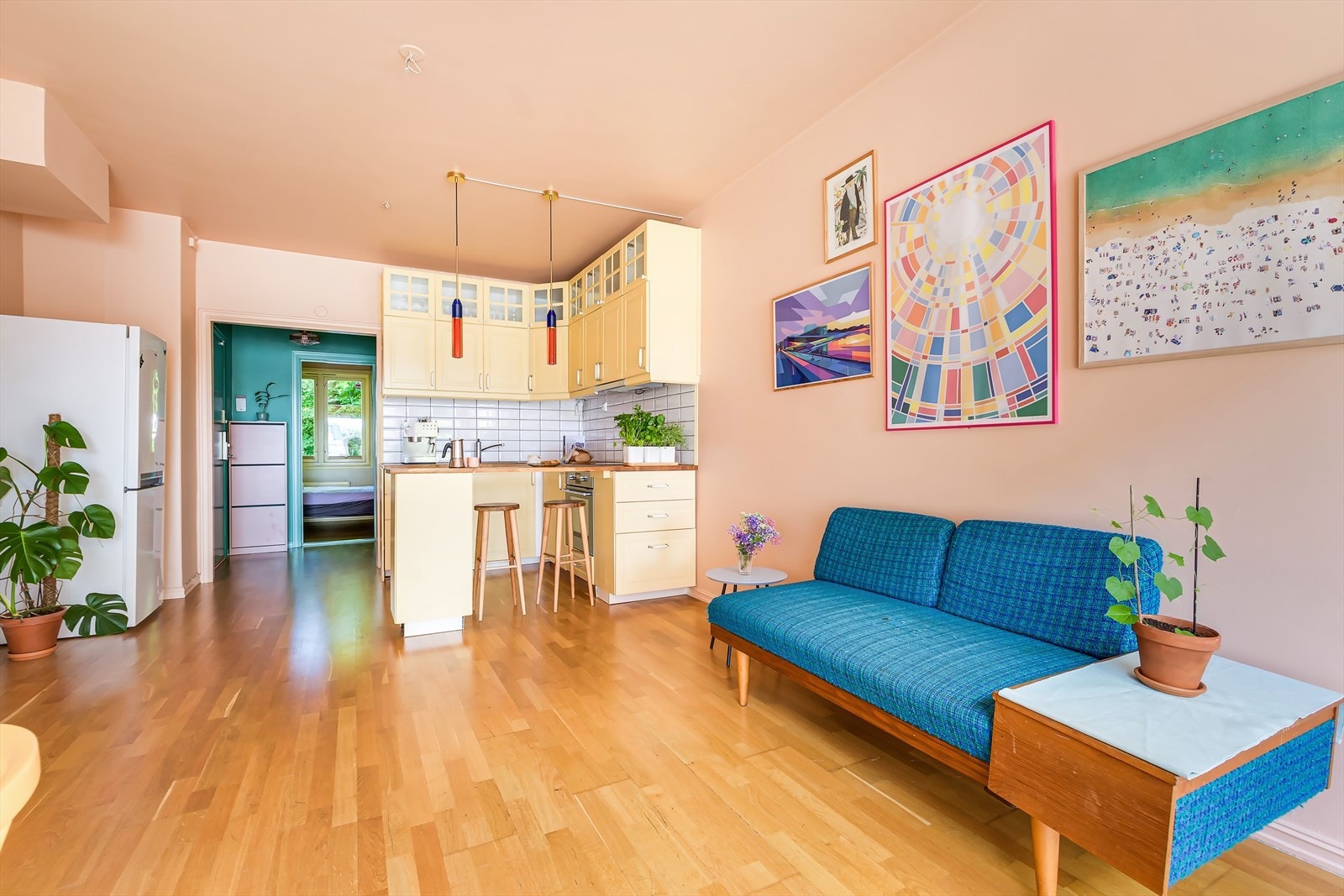 Løsningen er smart og praktisk med blant annet åpen stue-/kjøkkenløsning, flislagt bad og romslig soverom. Galleribilde