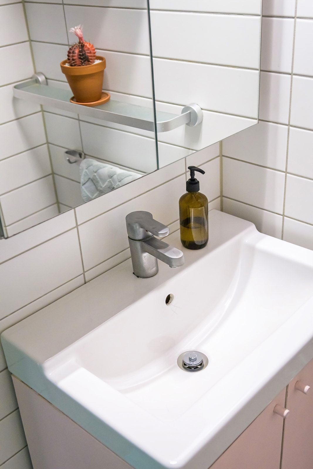 Innredningen består av gulvstående klosett, dusjsone og nedfelt servant med innredning. Galleribilde