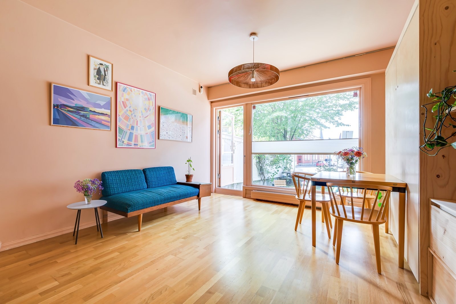 Leiligheten har fått hjelp til fargesetting fra KOI Fargestudio, noe som har gitt rommene et gjennomført og unikt uttrykk. Galleribilde