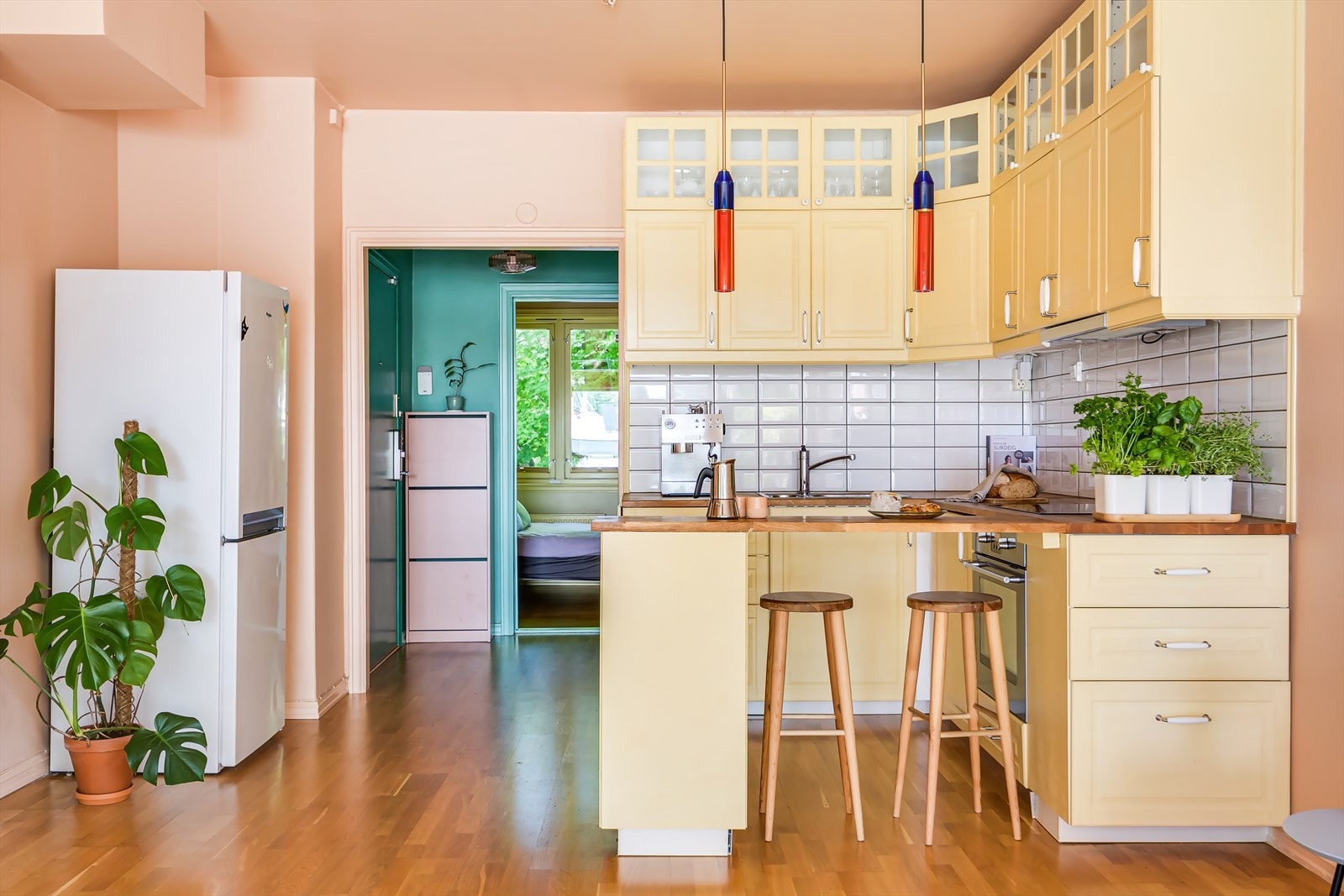 Åpen stue- og kjøkkenløsning skaper et sosialt oppholdsrom hvor det er lett å holde oversikt over gjester. Galleribilde