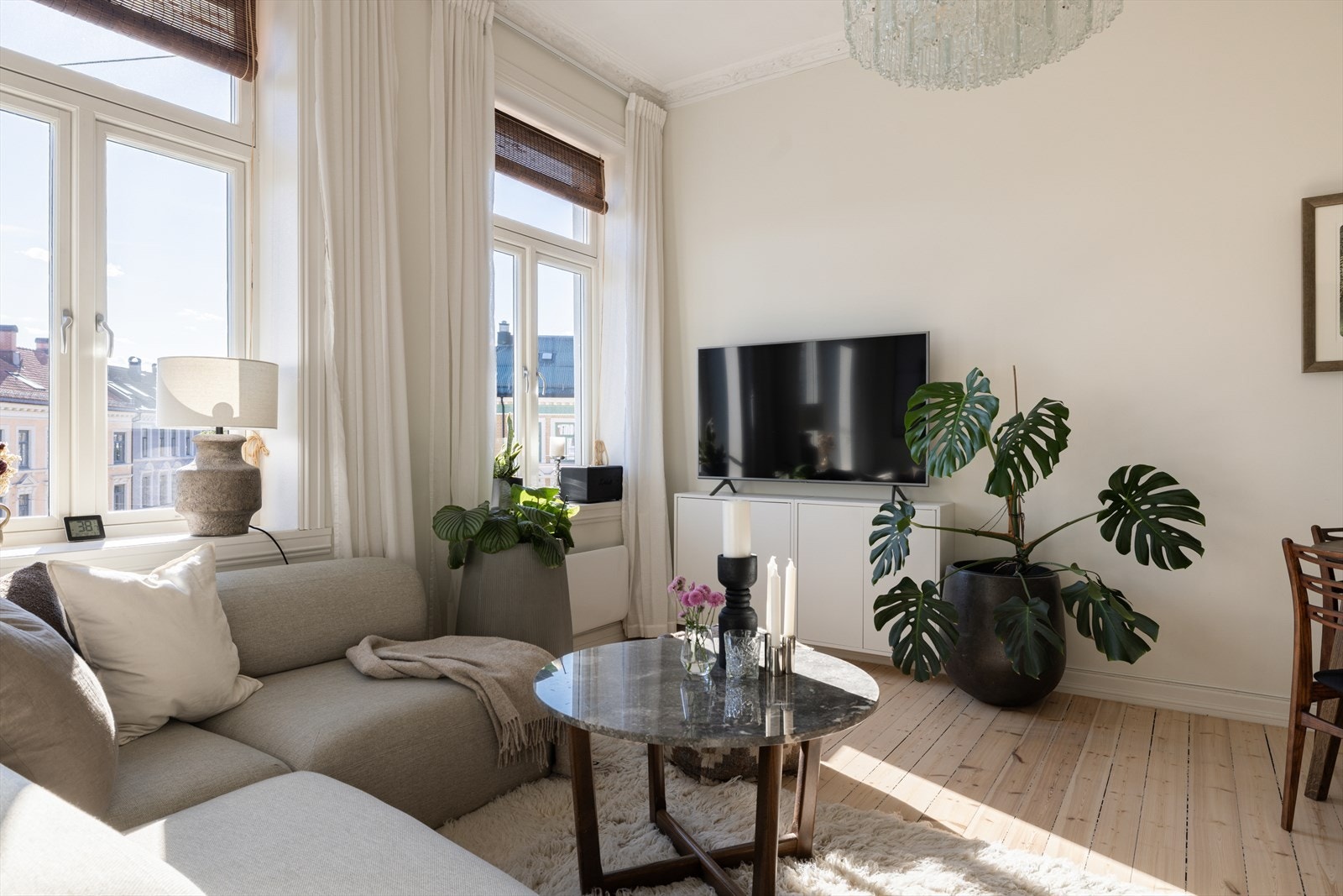 Innholdsrik og gjennomgående 2-roms med stukkatur, takrosett og tregulv. Galleribilde