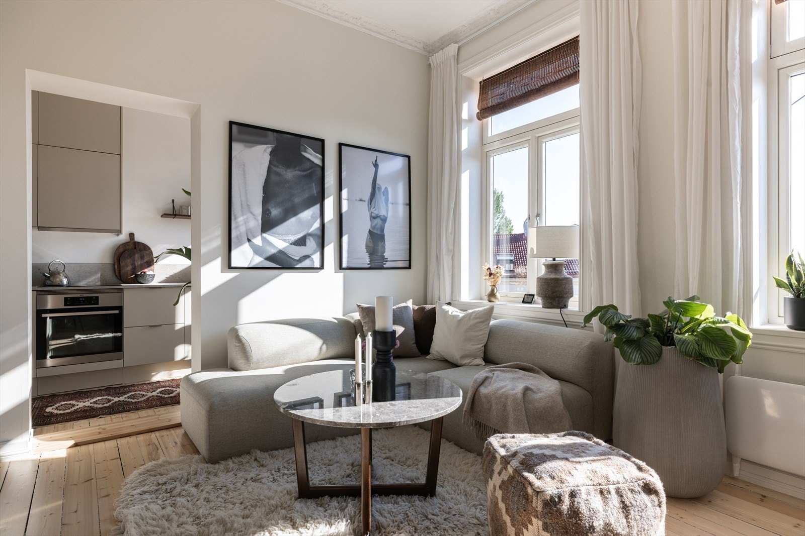 Store vindusflater slipper inn rikelig med naturlig lys og skaper en åpen og innbydende atmosfære. Galleribilde