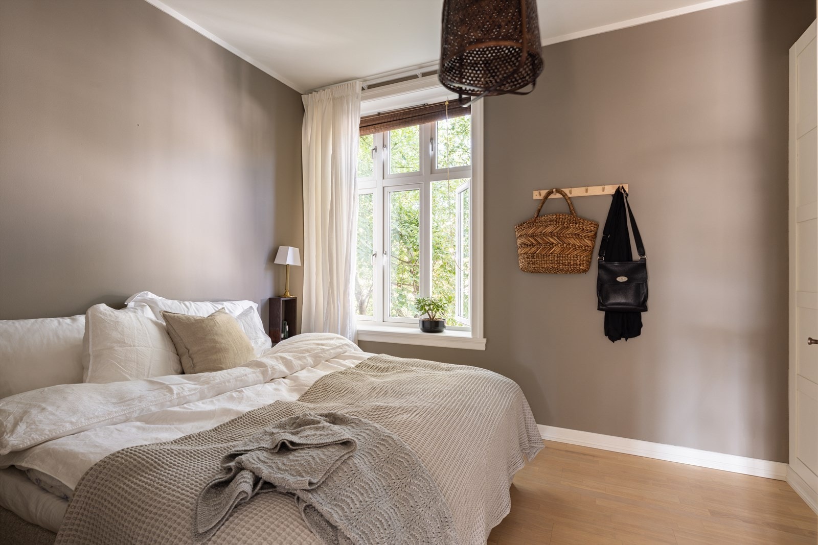 Stort soverom med god plass til dobbeltseng og tilhørende nattbord. Galleribilde