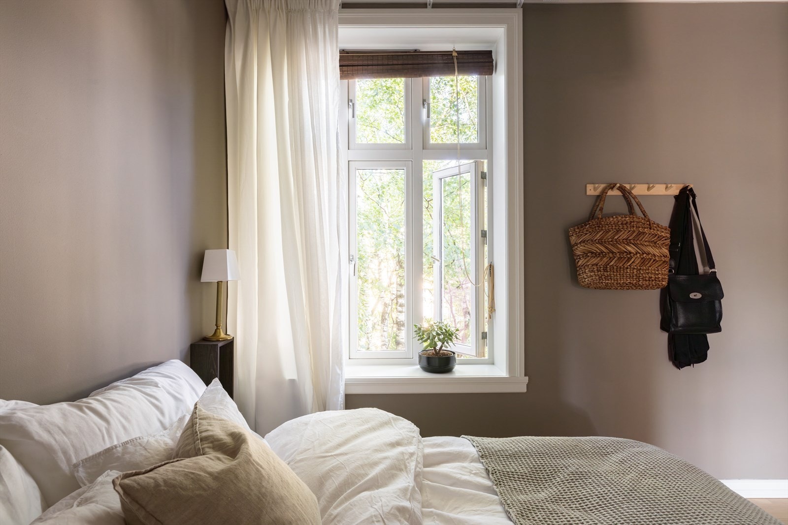 Soverommet vender ut mot rolig bakgård og har herlig grønt utsyn. Galleribilde