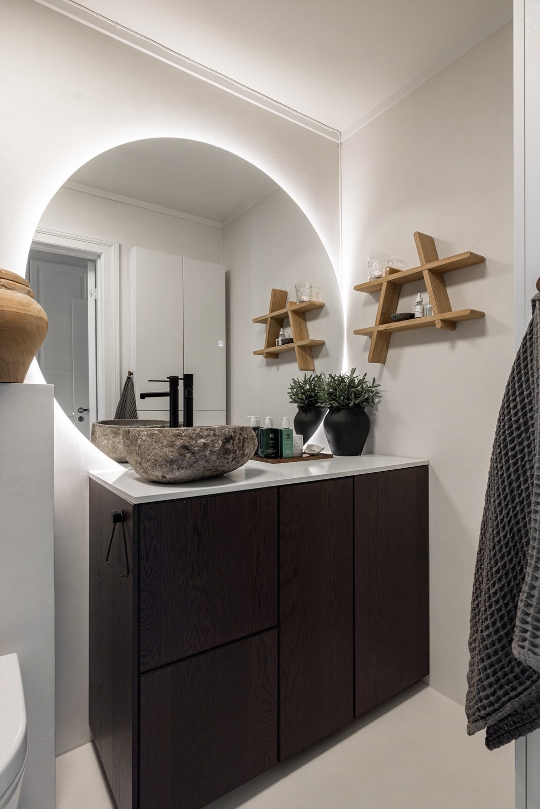 Stilrent og oppgradert bad fra 2023, med moderne overflater i mikrosement og flis. Galleribilde