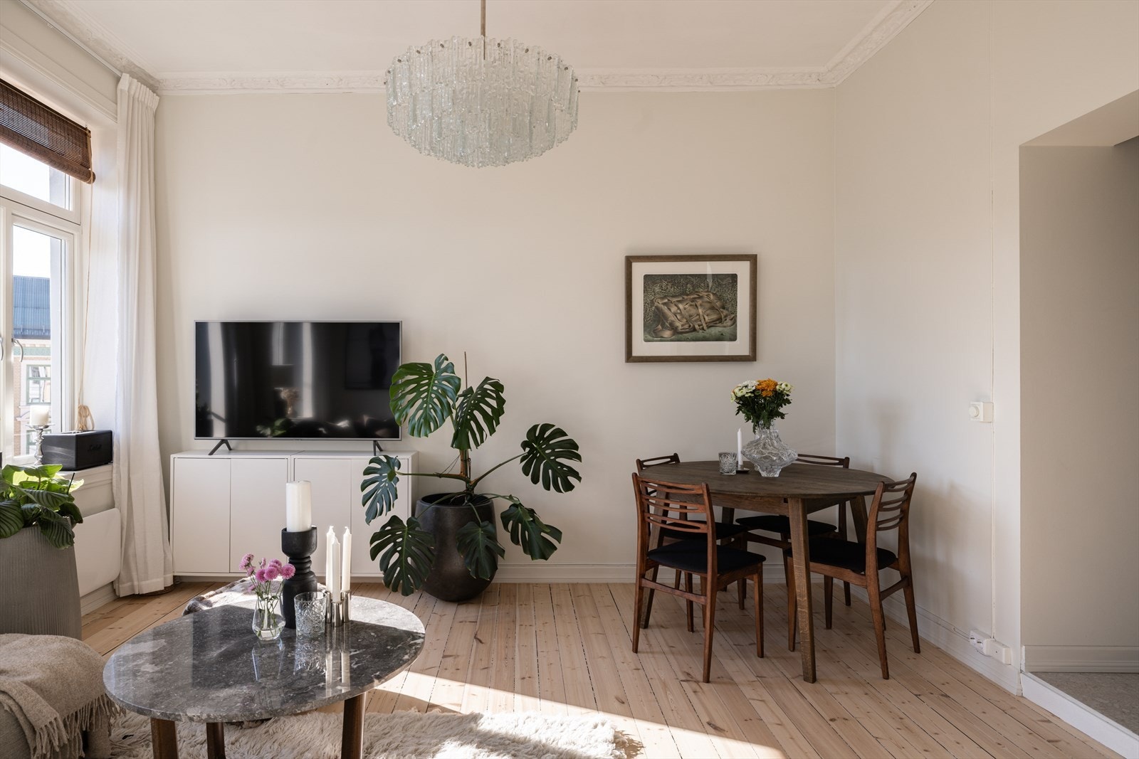 Rommet byr på svært gode møbleringsmuligheter med plass til både sofagruppe, spisebord og øvrig møblement. Galleribilde