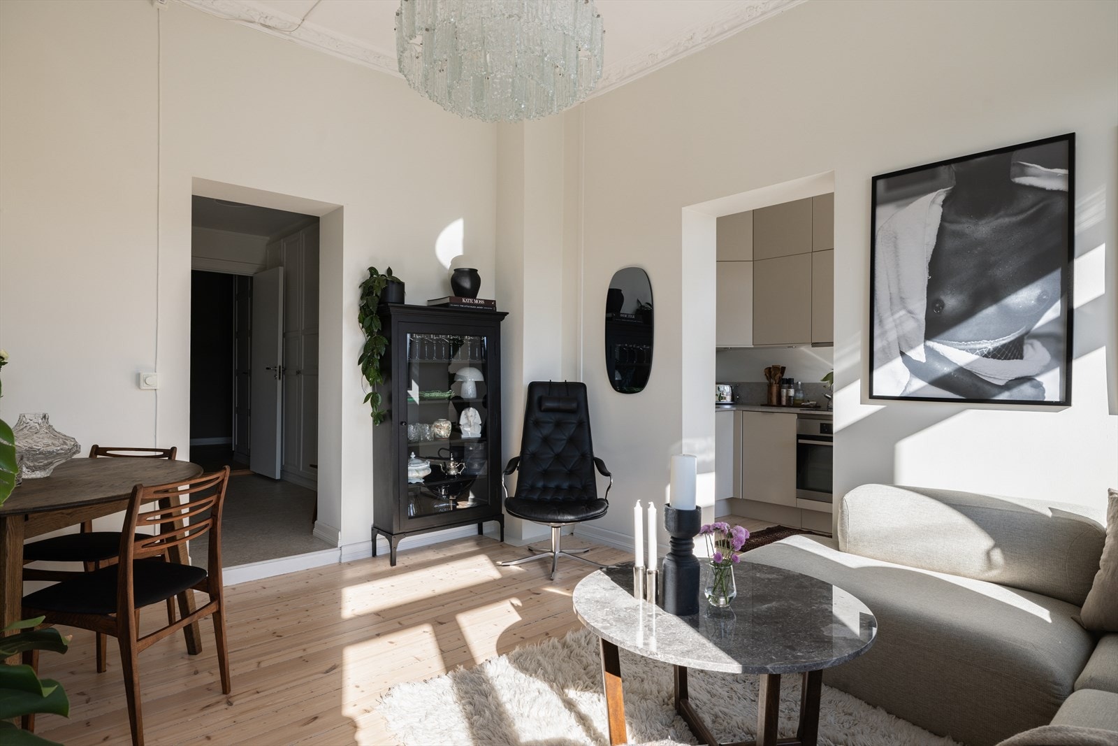 Lys og luftig stue med god takhøyde. Galleribilde