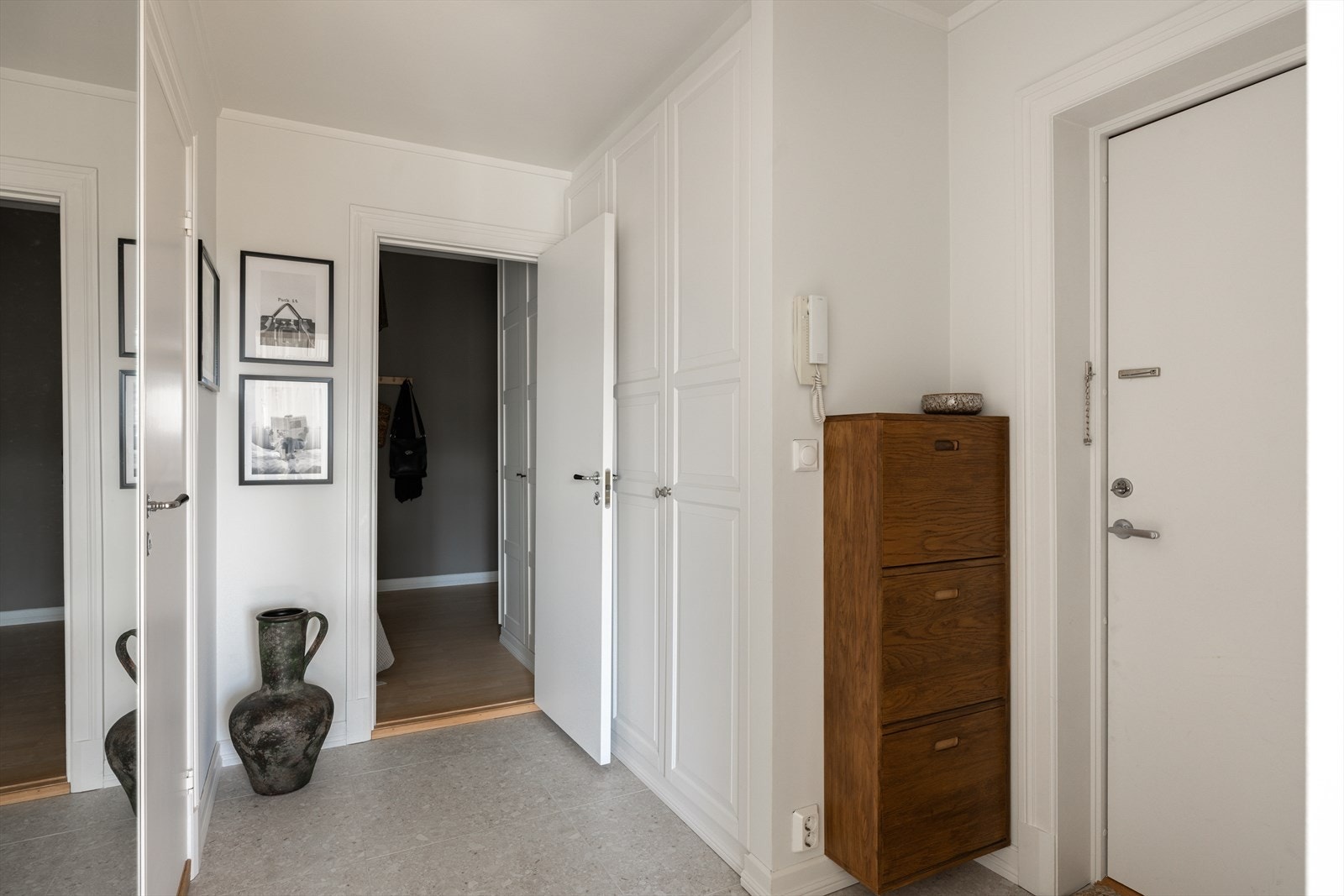 Gangen ble oppgradert i 2023 med fliser på gulv og plassbygget garderobeskap som gir både god oppbevaringsplass og et ryddig uttrykk. Galleribilde