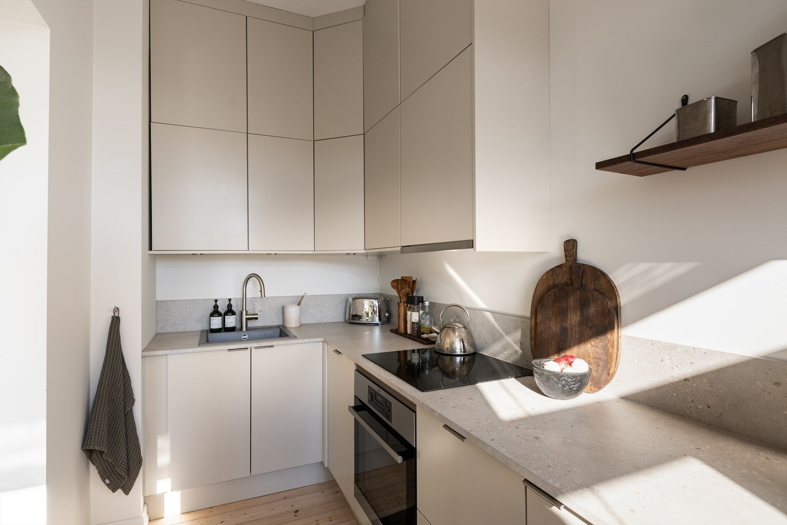 Kjøkkenet er utstyrt med integrert induksjonstopp, stekeovn og kjøleskap, samt avtrekksvifte over kokeplassen. Galleribilde