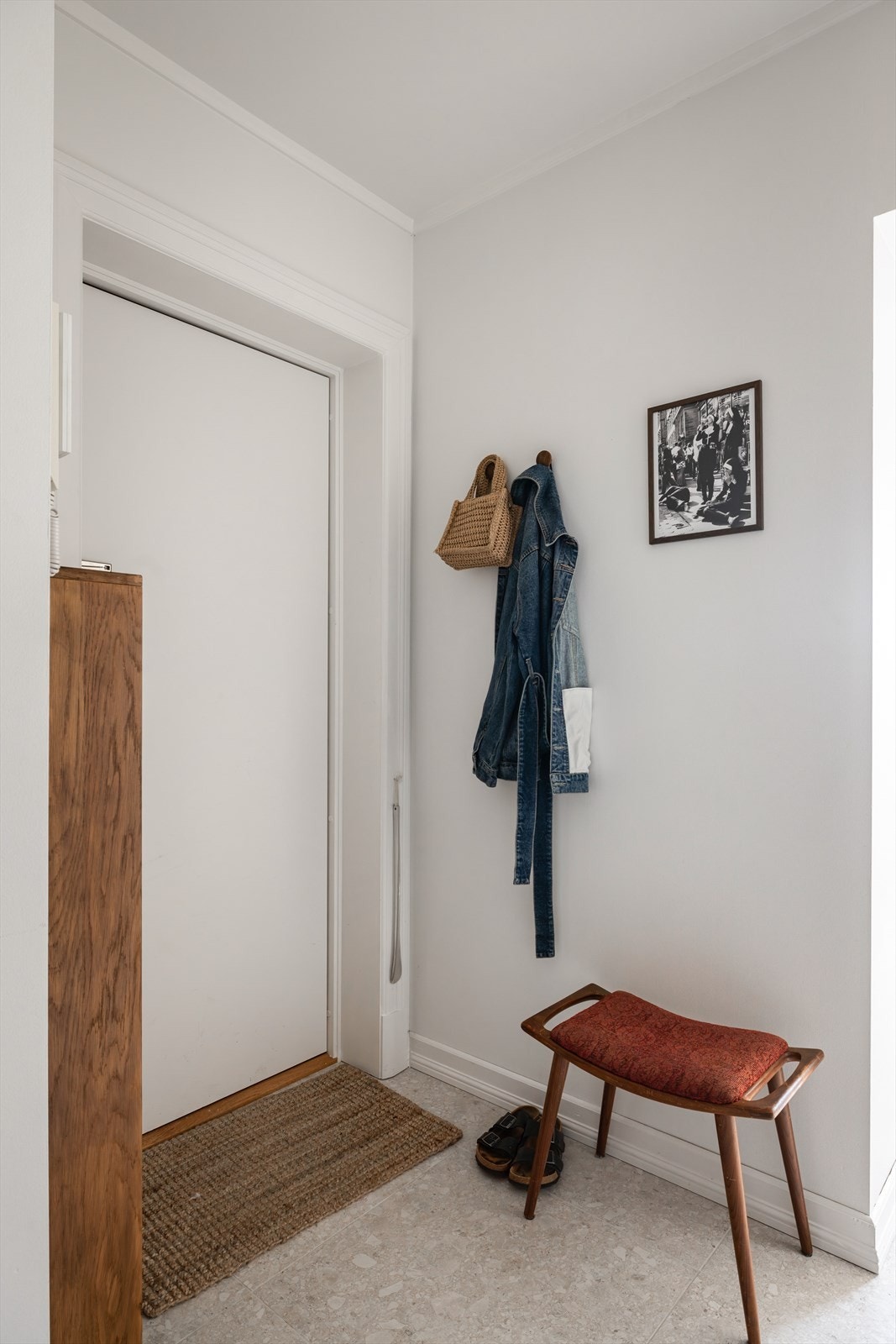 Innbydende entré som gir et godt førsteinntrykk av boligen. Galleribilde