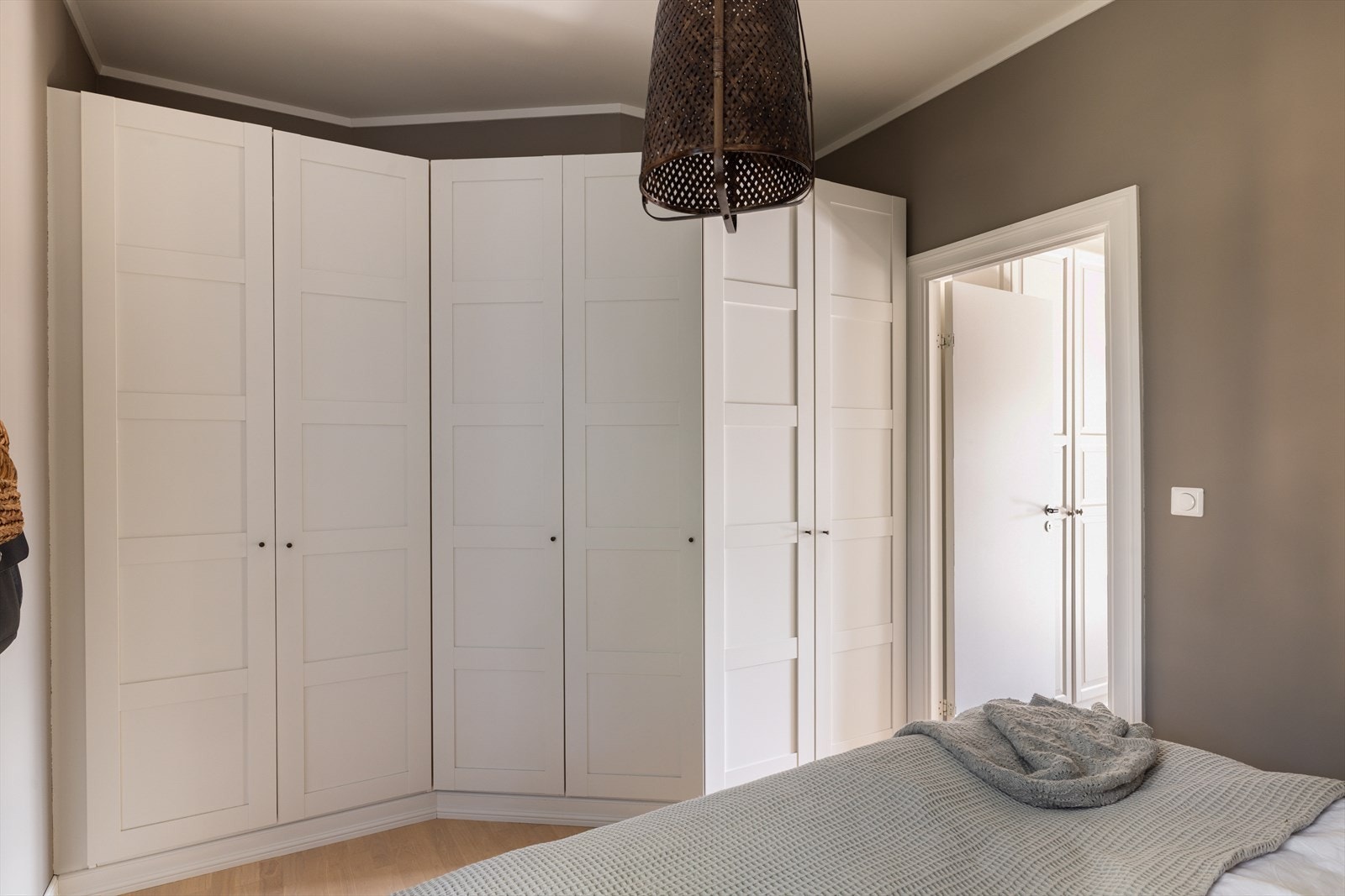 Stort garderobeskap for maksimal oppbevaring. Galleribilde