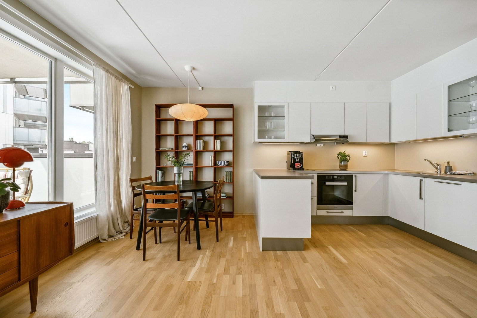 Stilrent kjøkken i moderne design. Galleribilde