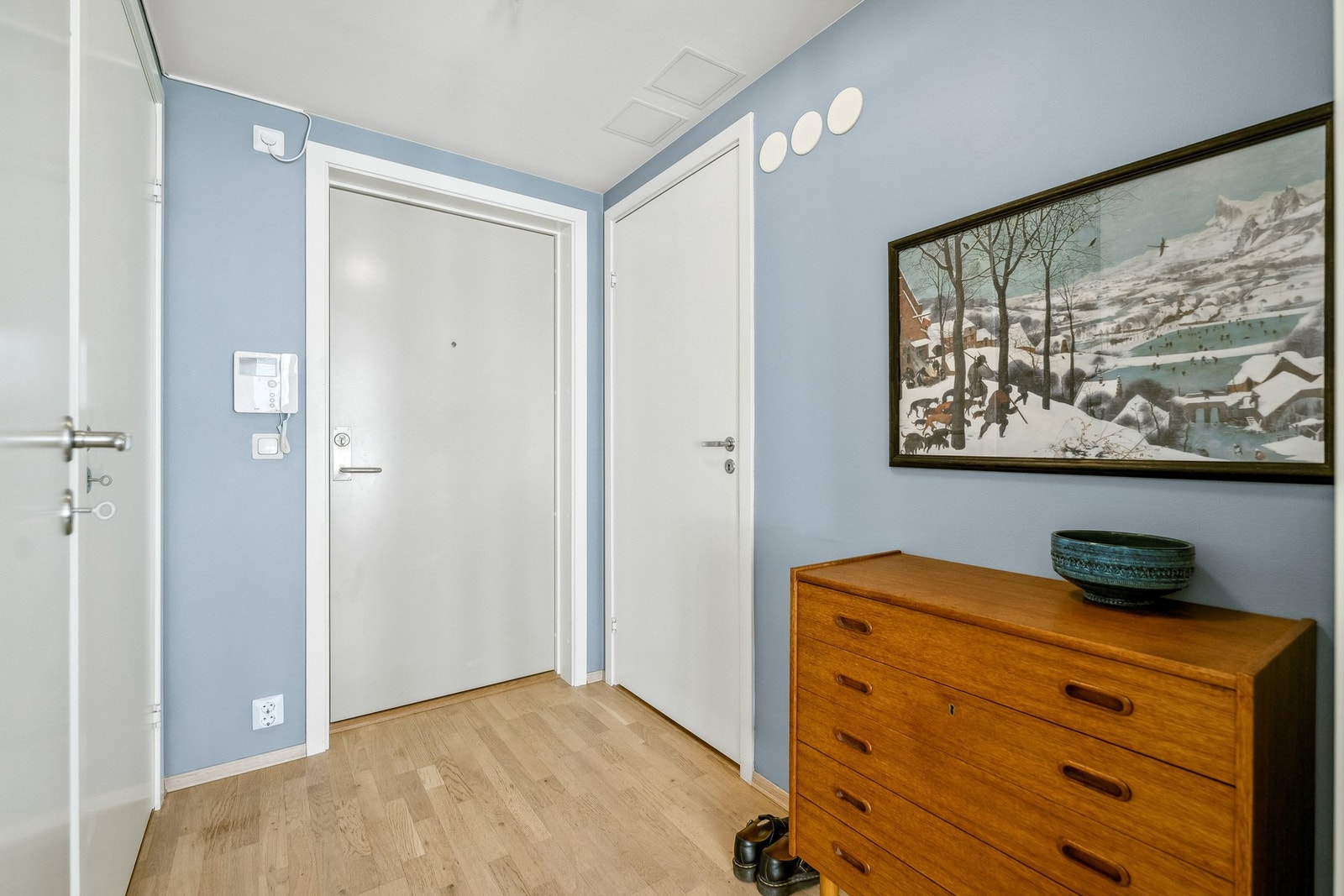 Fra entréen har du bad og bod på hver side. Galleribilde