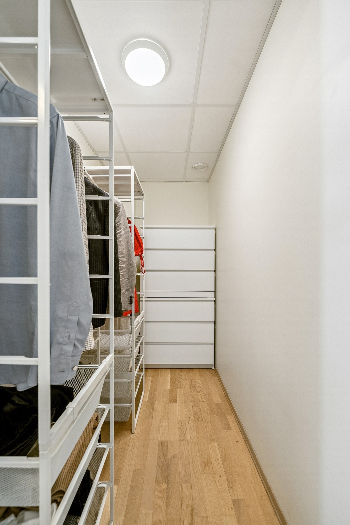 En fullverdig innvendig bod som fungerer ypperlig som walk-in-garderobe eller lagringsrom. Galleribilde