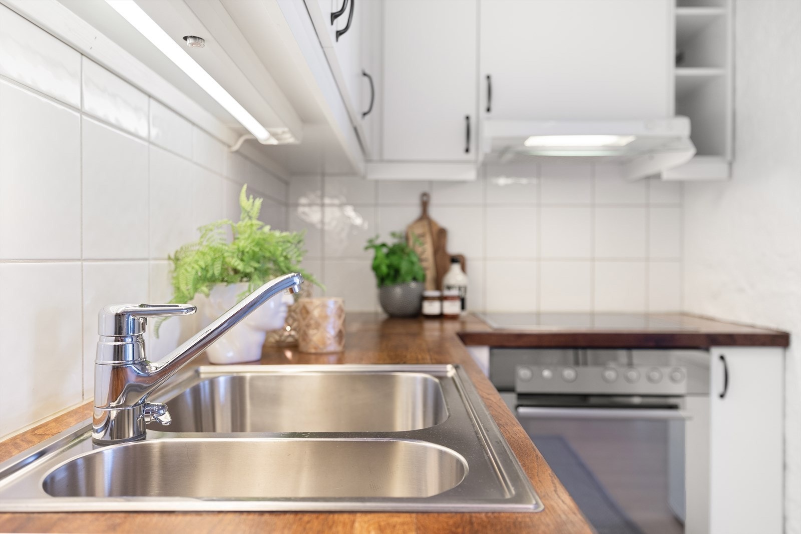 Boligen har en 120-liters varmtvannstank plassert i kjøkkeninnredningen. Galleribilde